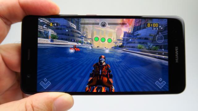 <b>Huawei Nova: Benchmark-uri asemănătoare cu ASUS ZenFone 3 şi uneori peste Huawei Nova Plus</b>Procesorul Snapdragon 625 este o alegere excelentă pentru un telefon midrange al celei de-a două jumătăţi a anului 2016, oferind o performanţă foarte bună, la bătaie cu cea a chipset-urilor midrange Kirin şi a 80% dintre procesoarele Mediatek şi Exynos.