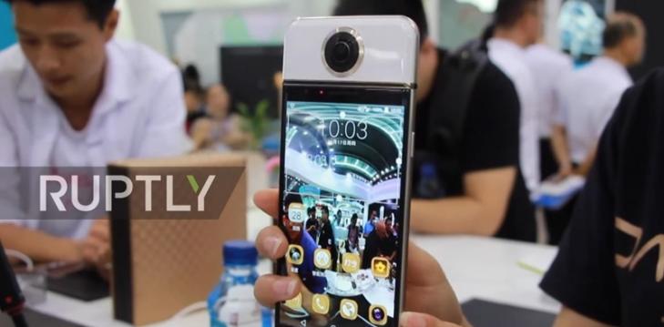 <b>Iată cum arată în realitate primul telefon cu cameră VR din lume: Darling VR hands on în China (Video)</b>În urmă doar câteva ore v-am informat și pe voi despre lansarea smartphone-ului Darling VR pe piața din China, primul telefon ce aduce la pachet o cameră foto VR. Avem acum ocazia să îl privim mai în detaliu prin intermediul unui clip video hands-on