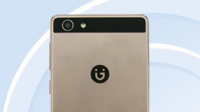 <b>Gionee GN5005 este un nou telefon cu baterie de 4000 mAh, certificat de TENAA şi având un design al spatelui similar cu Huawei P8</b>Agenția chineză TENAA a avut multă treabă în ultimele câteva zile, perioada când a certificat și smartphone-ul Gionee GN5005 pe care îl vedeți în imaginile de mai jos. La prima vedere recunoaștem design-ul similar al panoului spate cu cel purtat de 