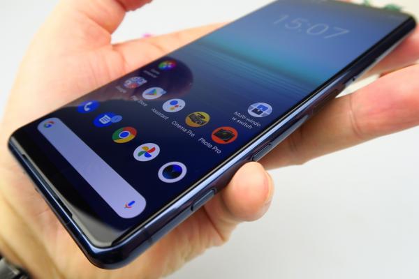 Sony Xperia 5 II: Display mai mic decât pe Xperia 1 II, dar un OLED de calitate