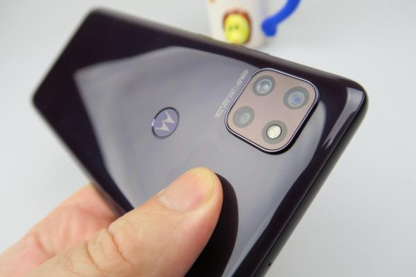 Motorola Moto G 5G: Design cu o nuanţă ce nu se uită uşor