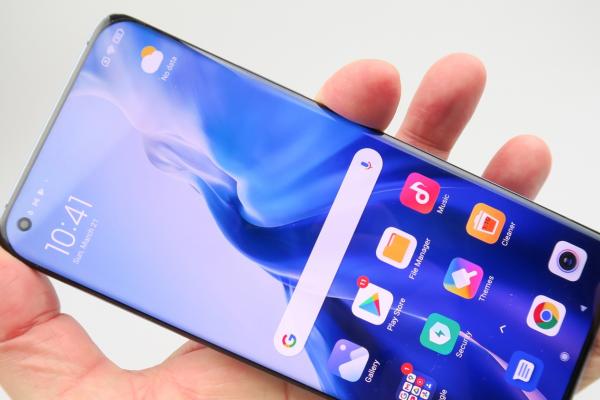 Xiaomi Mi 11: Display discret curbat, imersiv, luminos