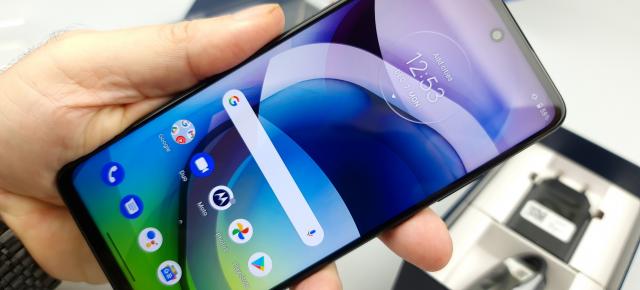 Motorola Moto G 5G: Display suficient de luminos, păleşte din unghi