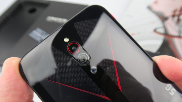 <b>Nubia Red Magic 5G: Cameră mai bună la filmare decât la fotografiere</b>Ştiu, ştiu deja povestea, la telefoanele de gaming nu contează aşa mult cameră, dar totuşi, în rarele momente când noi gamerii ieşim din casă, vrem să mai capturăm şi ceva din realitatea exterioară. Ca să nu mai vorbim că senzorul selfie e vital