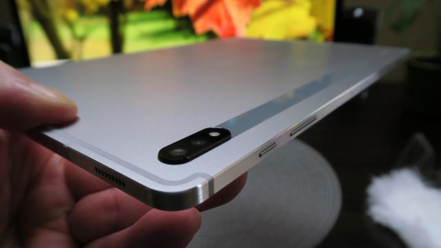 <b>Samsung Galaxy Tab S7+ 5G: Design unibody metalic, ultraslim la sub 6 mm în talie</b>Samsung Galaxy Tab S7+ 5G este tableta flagship Samsung pe anul 2020 şi asta se vede inclusiv în design. Adopta o talie foarte subţire, de doar 5.7 mm şi o greutate de 575 grame. Teoretic te-ai speria de diagonală mare, de 12.4 inch, dar eu vă zic