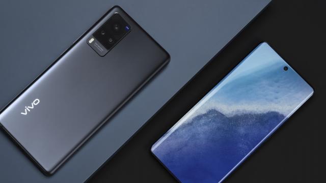 <b>Telefoanele Vivo X60, X60 Pro şi X60 Pro+ cu gimbal, optică Zeiss au debutat internaţional; Le aşteptăm şi în România</b>Vivo îşi continuă extinderea internaţională odată cu lansarea telefoanelor Vivo X60, X60 Pro şi Vivo X60 Pro+ cu optică Zeiss şi stabilizare cu gimbal la nivel global. Le aşteptăm şi în România în perioada următoare şi până atunci aflăm ce preţ recomandat