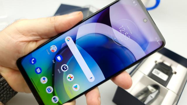 <b>Motorola Moto G 5G: Display suficient de luminos, păleşte din unghi</b>Motorola Moto G 5G are aceeaşi diagonală ca şi Moto G 5G Plus şi un panou similar, un IPS LCD LTPS de 6.7 inch cu rezoluţie de 2400 x 1080 pixeli. Aduce şi suport HDR10, aspect 20:9, dar lasă în urma refresh rate-ul mare, de 90 Hz, în favoarea unuia de..