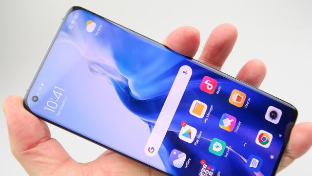 <b>Xiaomi Mi 11: Display discret curbat, imersiv, luminos</b>Xiaomi Mi 11 are un display mare, de 6.81 inch, chiar mai mare decât cel de pe Galaxy S21 Ultra. Este şi curbat pe lături şi colţuri, într-un mod discret totuşi, nu cu unghiuri abrupte ca la Motorola Edge să zicem. Acest display are protecţie