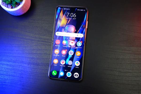 Huawei P50 Pocket: Display principal mai mare decât al rivalilor, destul de imersiv + hublou Cover