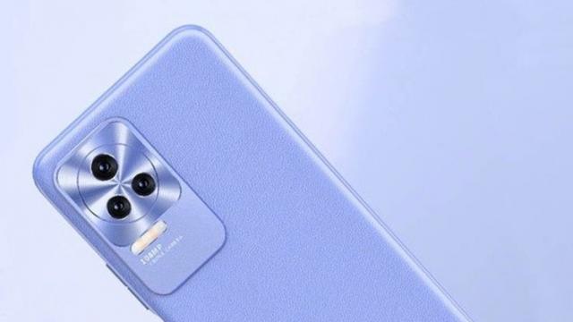 <b>Designul lui Redmi K50 Pro / POCO F4 este confirmat! Fotografii cu huse dedicate telefonului ajung pe web</b>Xiaomi urmează să anunțe curând smartphone-urile din seria Redmi K50 în China. În trecut am putut vedea o randare a modelului Redmi K50, dar designul etalat era destul de atipic pentru a fi considerat un leak credibil. Totuși, acest aspect pare-să fie