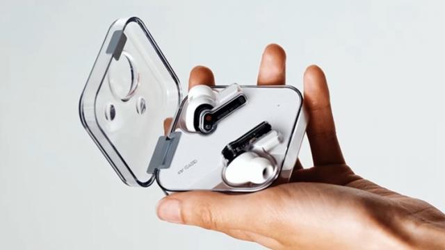 <b>Căștile Nothing Ear (1) primesc acum suport pentru Google Assistant, Siri și Alexa printr-o nouă actualizare software!</b>După ce co-fondatorul OnePlus, Carl Pei, a ales să meargă pe alt drum, a fost creată Nothing, noua sa companie axată pe produse audio pentru moment. Primul produs lansat în urmă cu câteva luni a venit sub forma unei perechi de căști denumită Nothing Ear