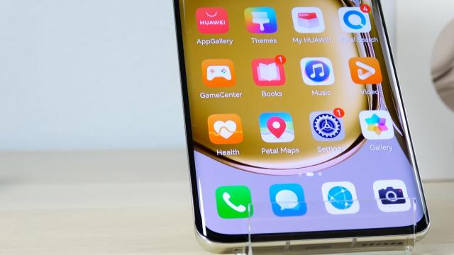 <b>Huawei P50 Pro: OS, UI, aplicaţii adaptate la viaţa fără Google, cu accent pe colaborare, personalizare</b>În ce priveşte interfaţa, sunt surprins să văd că avem pe Huawei P50 Pro EMUI 12 bazat pe Android 11 şi nu 12. Nu avem parte de Play Store şi Google Services, lucru comun deja din 2019 încoace. Primim totuşi Huawei Mobile Services, dar şi Huawei