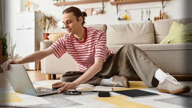 <b>Orange lansează primul serviciu de internet fix prin 5G+ din România, cu viteze de până la 1,5 Gbps</b>Orange România are noutăți la mijloc de lună februarie 2026, moment în care anunță lansarea primului serviciu de internet fix prin 5G+ din România. Sunt oferite viteze de până la 1,5 Gbps, trafic nelimitat și prima lună cu 100% reducere