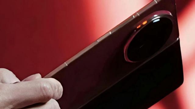 <b>HONOR Magic V6 apare în fotografii de fotomodel, stilat şi elegant </b>HONOR Magic V6 ne va surprinde pe toţi, printr-o apariţie la MWC 2026, conform zvonurilor. Asta deşi predecesorul sosise cândva prin luna august. Deja au început şi scăpările şi ce vedem aici sunt imagini oficiale cu produsul