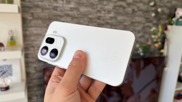 <b>Ce va avea în comun OPPO Find X10 cu Pixel 10? Dotarea pe care nici Galaxy S26 Ultra nu o aduce</b>Dintr-un motiv sau altul producătorii din zona Android ezită să aducă un sistem magnetic de încărcare wireless similar lui MagSafe de la Apple, cel puțin nu în forma în care ar trebui. Apple integrează magneții necesari direct 