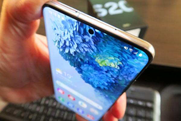 Samsung Galaxy S20+: Display savuros cu o gamă de culori largă