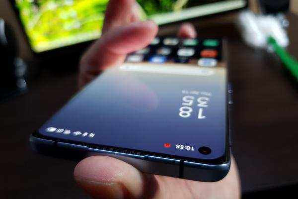 Oppo Reno 3 Pro (5G): Design premium, confortabil, gradient atractiv
