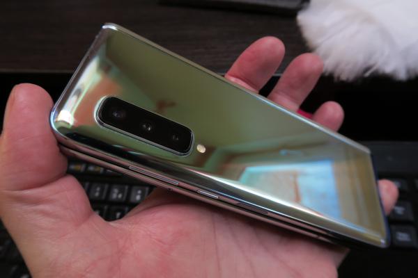Samsung Galaxy Fold: Camera lui Galaxy S10+ portată pe un format mai generos