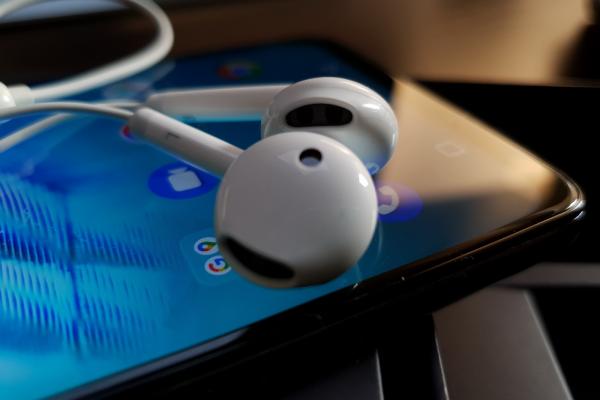 Allview Soul X7 Pro: Acustică mono, cu volum şi bas OK, căşti stil EarPods