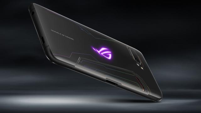 <b>ASUS ROG Phone 3 apare într-un benchmark cu 12 GB RAM; Ce ştim despre noul telefon de gaming de la ASUS?</b>ASUS ROG Phone III a tot fost subiect de scăpări în ultima vreme, iar acum apare într-un benchmark varianta sa cu 12 GB RAM. Ce ştim despre telefon, ce ar putea aduce special şi când ar putea 

