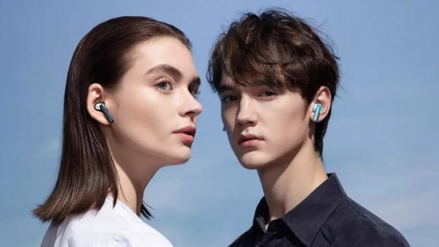 <b>Oppo anunţă căştile Enco W51 cu anulare activă a zgomotului de fond (ANC) și încărcare wireless</b>Oppo a avut o zi ocupată la final de săptămână, prezentând în China telefoanele Reno 4 şi Reno 4 Pro. Pe lângă telefoane, Oppo a mai prezentat şi purtabile, precum căştile Enco W51, care vin cu anulare 