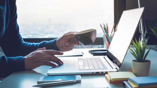 <b>(P) Vara aduce reduceri pentru licențele software Microsoft; Windows 10 Pro la doar 8.78 euro pe MMORC.COM</b>În această perioadă în care vara începe să se instaleze oficial descoperim și cum mulți retaileri vin cu fel și fel de promoții care mai de care mai atractive, promoții ce vizează atât produsele hardware 