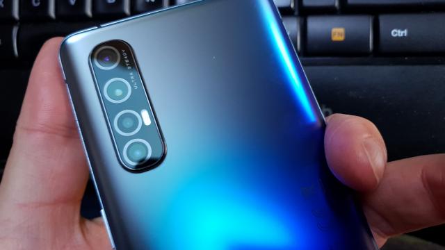 <b>Oppo Reno 3 Pro (5G): Hardware foarte apropiat de flagship-uri, generos cu RAM-ul</b>În lumea în care Huawei P40 Pro+ e flagship cu 8 GB RAM şi Apple are flagship-uri cu 6 GB RAM, iată că vine Oppo cu un non flagship cu 12 GB RAM. Oppo Reno 3 Pro 5G are cam 80, dacă nu 90% din dotările unui flagship şi îl poate înlocui cu brio.