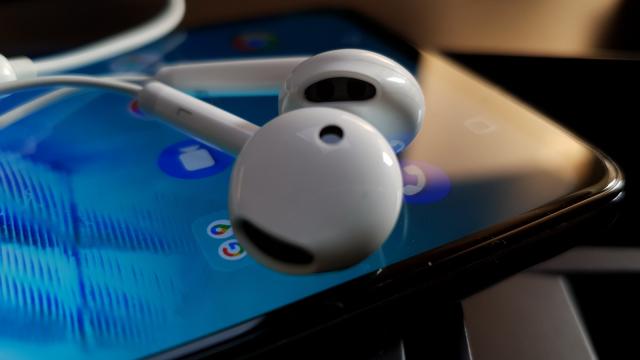 <b>Allview Soul X7 Pro: Acustică mono, cu volum şi bas OK, căşti stil EarPods</b>Allview Soul X7 Pro dispune de un singur difuzor, amplasat în zona inferioară şi l-am pus la treabă atât cu muzică, cât şi cu filme şi jocuri. Nu e uşor de acoperit în landscape, asta ar fi vestea bună. Corpul telefonului nu vibrează şi primim şi jack..