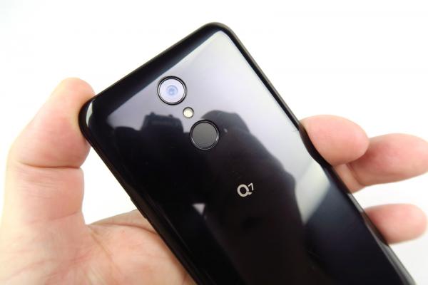 LG Q7: Design de ligi superioare, arată bine, dar are nevoie de husă