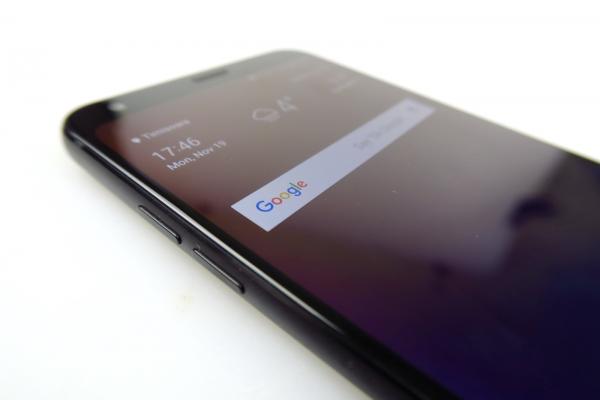 LG Q7 Bateria: Autonomie modestă, doar încărcarea face o impresie bună