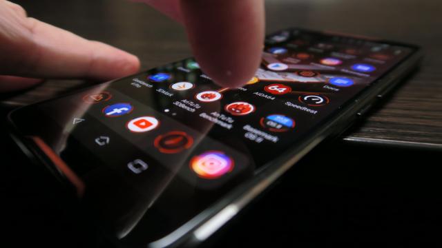 <b>ASUS ROG Phone: Benchmark-uri de campion la categoria Snapdragon 845</b>ASUS ROG Phone este un telefon uns cu toate alifiile. Oferă suficient, RAM, stocare şi putere de procesare cât să îşi merite numele de "telefon de gaming". Şi nu are un procesor Snapdragon 845 oarecare, ci varianta cea mai sus tactata de pe piaţă.