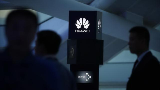 <b>SUA avertizează partenerii NATO să renunţe la Huawei; Probleme şi în România?</b>În ultimul an am văzut SUA atacând Huawei pe toate fronturile posibile şi interzicând oferirea flagship-urilor sale la operatorii locali, dar şi cumpărarea de echipamente de reţea. Marea Britanie începea să aibă o abordare similară, iar acum Washington-ul