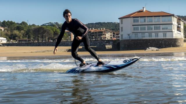 <b>Turul Magazinelor #506: Placă de surf electrică, ASUS ROG Phone la reducere, televizor Full HD de 101 cm sub 800 lei</b>Astăzi ne întoarcem la turul magazinelor clasic, la o ediție generoasă cu produse pe măsură. Pe lista noastră se află un televizor cu diagonală mare la preț accesibil, o placă de surf electrică ideală pentru la vară, dar și un smartphone 