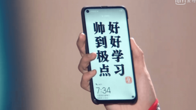 <b>Huawei Nova 4 apare din nou, de această dată în mâna unui pop star chinez, cu tot cu decupaj circular în ecran</b>Luna decembrie ne va aduce și lansarea lui Huawei Nova 4, unul dintre primele terminale de pe piață cu decupaj direct în ecran pentru camera selfie. Noul smartphone tocmai ce și-a făcut apariția în mâna unui pop star chinez, fiind fotografiat