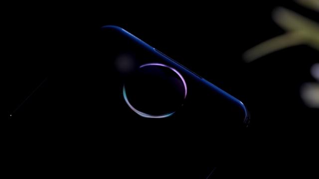 <b>Vivo Nex 2 ajunge deja la un youtuber; Avem și randări proaspete pentru noul device</b>Următorul device pe care Vivo îl va aduce pe piață până la final de an se numește Vivo NEX 2, terminal despre care am aflat primele detalii chiar în urmă cu doar câteva zile. Astăzi descoperim că smartphone-ul a ajuns deja pe mâinile 