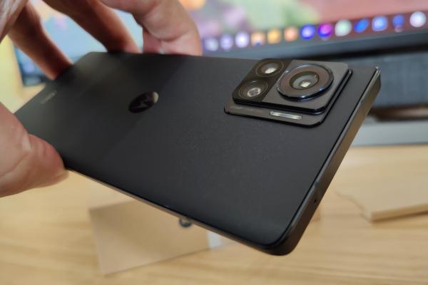 Motorola Edge 30 Ultra Unboxing: primul contact cu un telefon ce aduce cameră de 200 de megapixeli (Video)