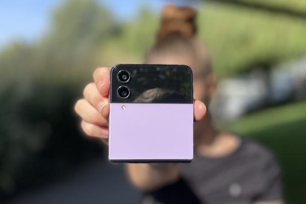 Samsung Galaxy Z Flip4: Cameră cu rezultate spectaculoase la close-up, claritate și selfie-uri de calitate