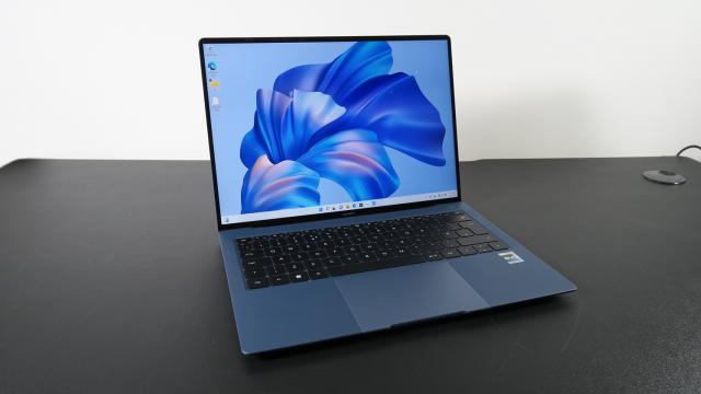 <b>Prezentare HUAWEI MateBook X Pro 2022 - Un ultrabook superb cu display 3.1K, refresh rate de 90Hz, CPU Intel Core i7-1260P și Windows 11 preinstalat</b>Huawei a lansat recent un nou vârf de gamă în materie de laptopuri. Mai bine zis ultrabook-uri, având în vedere că azi vorbim despre MateBook X Pro (2022), model ce iese în evidență printr-un design compact și elegant, dar și prin performanța sa