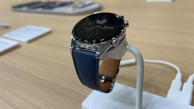 <b>IFA 2022: HONOR Watch GS 3 hands on - ceas inteligent elegant, cu 100 moduri sport, corp din oţel inoxidabil (Video)</b>La IFA 2022 în Berlin HONOR a venit cu telefonul HONOR 70, dar şi cu o tabletă, laptop, căşti şi ceas. Ei bine ceasul e deja în stoc în România, acest HONOR Watch GS 3 şi am pus mâna pe el în Berlin. Aşa cum spune Alex în video "seamănă 