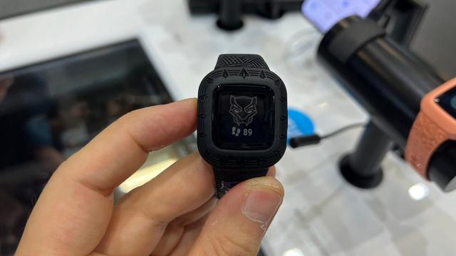 <b>IFA 2022: Garmin vivofit Jr. 3 Marvel hands-on - ceas pentru copii cu activităţi distractive, tematică Marvel (Video)</b>În cadrul IFA 2022 am avut ocazia să mergem pe la standul Garmin, pentru a vedea noul purtabil venu Sq 2, dar am dat şi peste două ceasuri drăguţe, pentru copii. Mărturisesc că până acum nu am fost foarte curios să explorez această