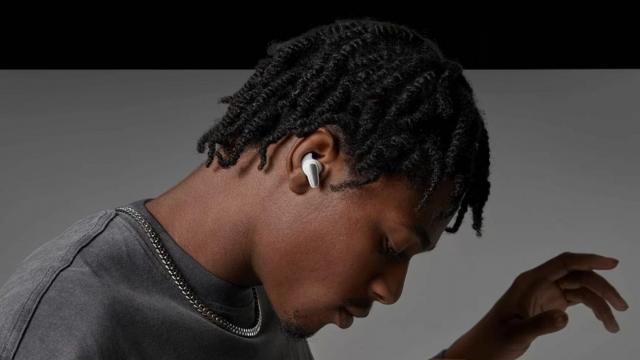 <b>realme prezintă căştile realme Buds Air 3S, model TWS cu drivere de 11 mm cu extra bas</b>realme a prezentat ieri o serie de noi dispozitive, în frunte cu realme C33, însoţit de Watch 3 Pro şi de căştile Buds Air 3S. Le detaliem pe acestea mai jos. realme Buds Air 3S este o pereche de căşti TWS, care sunt poziţionate deasupra lui Buds Air 3