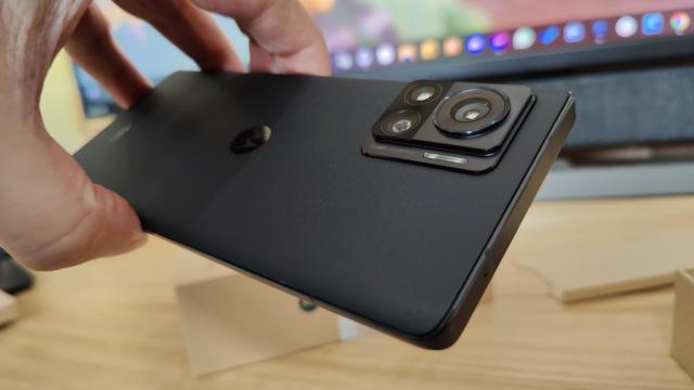 <b>Motorola Edge 30 Ultra Unboxing: primul contact cu un telefon ce aduce cameră de 200 de megapixeli (Video)</b>Motorola a adus în sfârşit în Europa primul său smartphone cu cameră de 200 de megapixeli, Edge 30 Ultra. El este o versiune derivată din Moto X30 Pro din China şi primul smartphone de pe piaţă care se poate lăuda cu senzorul Samsung
