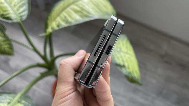 <b>Samsung Galaxy Z Fold 4: Baterie cu evoluţie clară faţă de Z Fold 3, câştigă nişte ore importante</b>Încă un capitol la care pe hârtie Samsung Galaxy Z Fold 4 este aidoma predecesorului este capacitatea bateriei: 4400 mAh. Avem parte şi de încărcare la 25W pe fir, cu promisiunea de a ajunge la 50% în 30 de minute, dar şi încărcare wireless la 15W