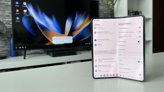 <b>Samsung Galaxy Z Fold 4: Benchmark-uri peste orice alt pliabil, livrează şi la gaming</b>Samsung Galaxy Z Fold 4 adoptă un procesor Qualcomm Snapdragon 8+ Gen 1, un CPU de 4 nm produs de TSMC. Vine cu 8 nuclee şi aduce un salt de 10% în performanţa faţă de Snapdragon 8 Gen 1 şi o administrare a consumului cu 30% mai bună