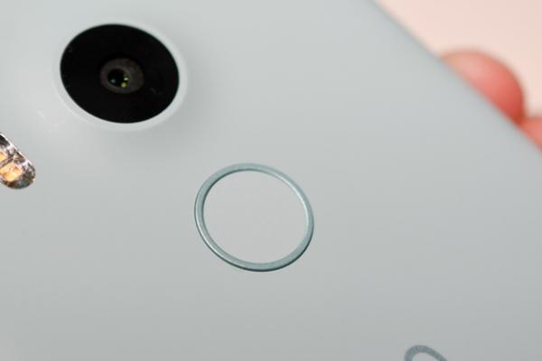 Google ia în calcul o actualizare software pentru Nexus 5X şi Nexus 6P pentru a oferi şi gesturi asociate scannerului de amprente