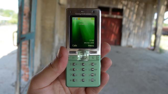 <b>RETROreview Sony Ericsson T650: candybar metalic, cu funcţii muzicale excelente, butoane anapoda</b>Am revenit cu un nou RetroReview, de această dată cel al lui Sony Ericsson T650, un adevărat clasic din seria T a celor de la Sony Ericsson. De altfel această serie a şi inaugurat parteneriatul între Sony şi Ericsson, prin modelul T68i. Cât despre handset