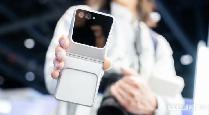 Cel mai urât telefon pliabil? Samsung Polygon Foldable e un prototip neconvenţional şi angular