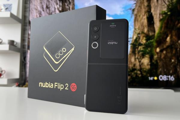 ZTE Nubia Flip 2 Unboxing: mai carismatic şi rezistent decât predecesorul, avem şi Gift Box simpatic 