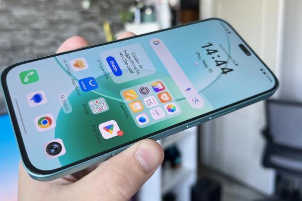 HONOR 400 Lite: Display luminos și imersiv pe un model midrange + raport corp-ecran excelent