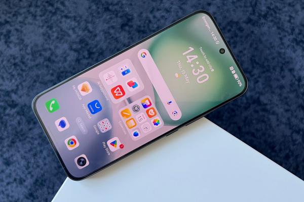 Honor 400: Avem display mai mic, foarte luminos și care te scapă de răul de mișcare în mașină